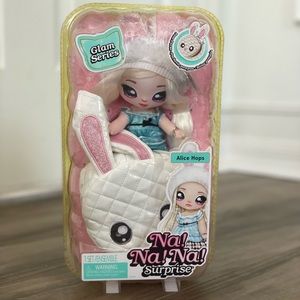 Na na na surprise Alice Hops